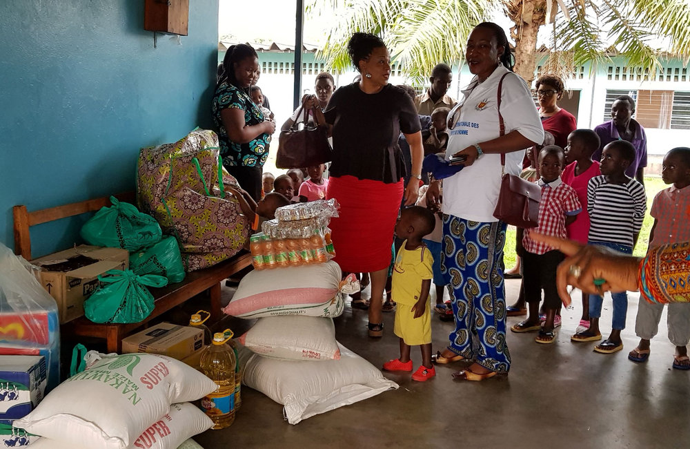 Le personnel de l'OSESG-B donne des denrées alimentaires et d'autres produits de première nécessité à l'orphelinat Jabe de Bujumbura, la veille de Noël, le 10 décembre 2018. Photo: OSESG-B, N. Viban