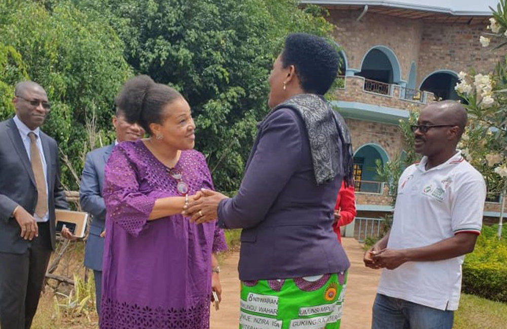 La Première Dame burundaise, Denise Nkurunziza, accueille la directrice de l'OSESG-B, Yewande Odia à l'orphelinat du Bon Samaritain de Buye, Ngozi, le 31 août 2019. ONU/Kassimi Bamba