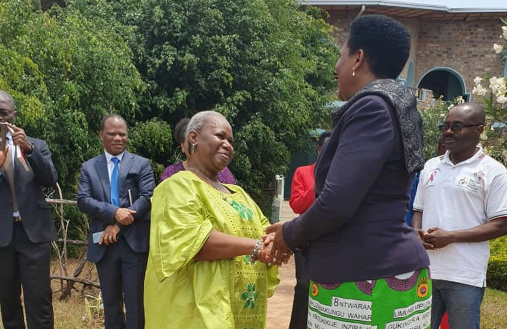La Première Dame burundaise, Denise Nkurunziza, accueille le Secrétaire général adjoint, Bintou Keita, à l'orphelinat du Bon Samaritain de Buye, Ngozi, le 31 août 2019. ONU/Kassimi Bamba