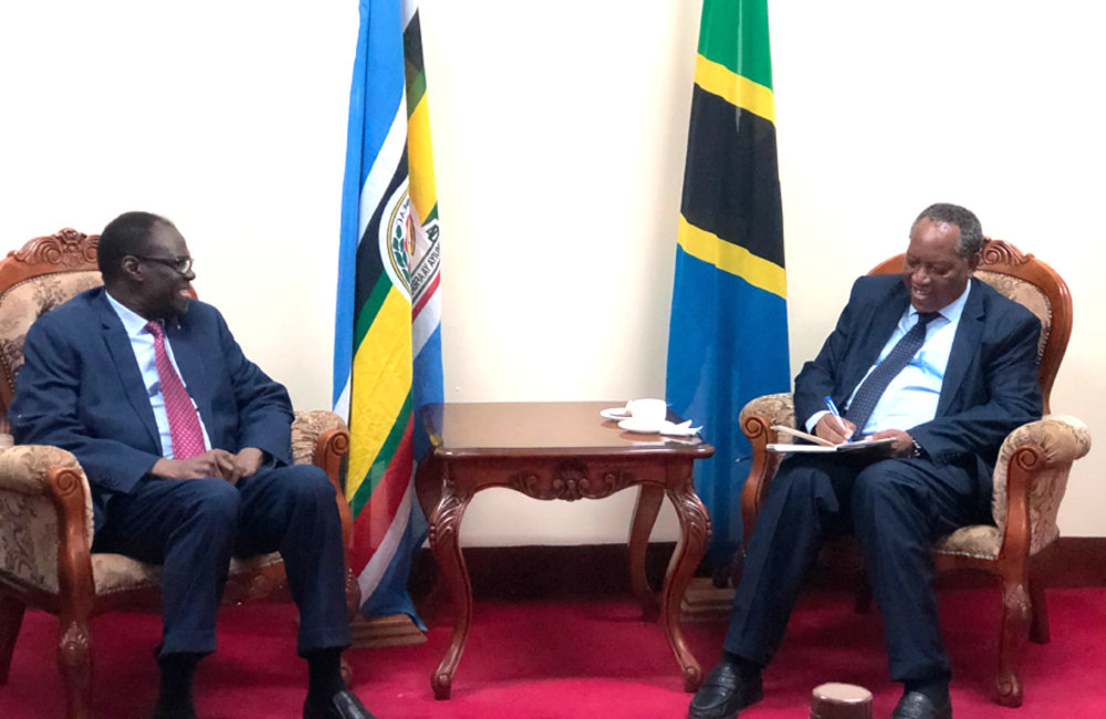 L'envoyé spécial Michel Kafando en discussion avec le ministre des Affaires étrangères de Tanzanie, le professeur Palamagamba Kabudi, à Dar es-Salaam, le 15 mai 2019. Photo : UN/Elshaddai Mesfin