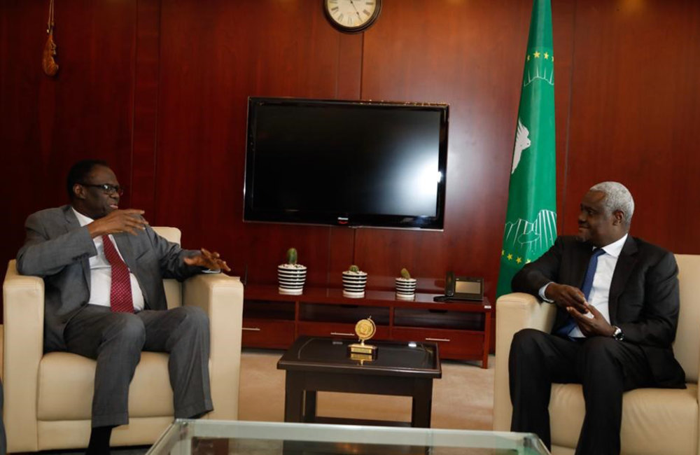 L'envoyé spécial Michel Kafando a rencontré le président de la Commission de l'Union africaine, Moussa Faki Mahamat, à Addis-Abeba, le 13 mai 2019. Photo : UN/Elshaddai Mesfin