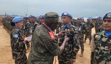 Un soldat de la paix reçoit une médaille.